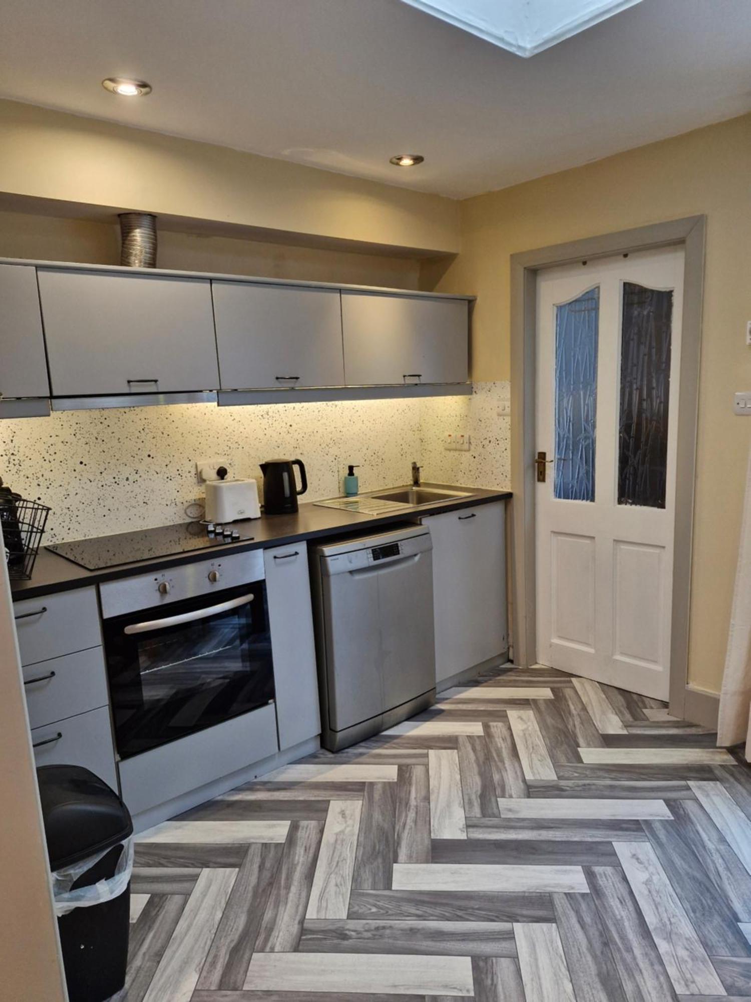 Model Cottages Cork Bagian luar foto